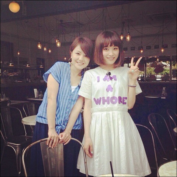 надписи на футболках