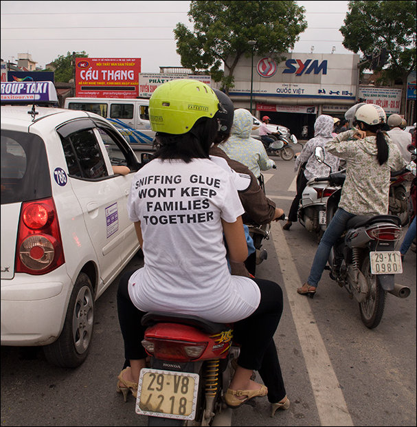 надписи на футболках