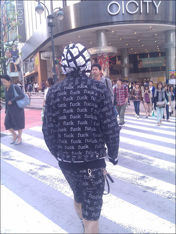 надписи на футболках