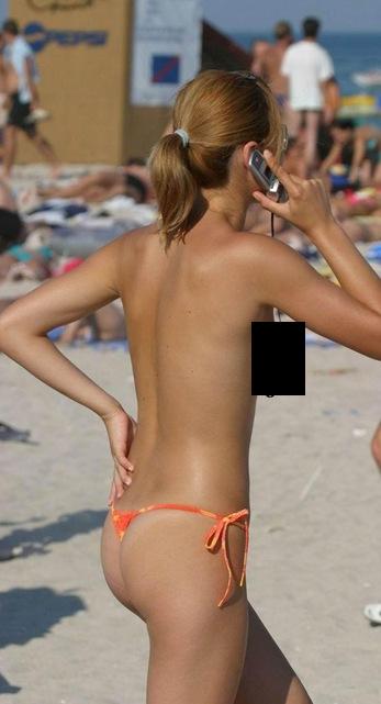 girl-with-phone-on-the-beach-01