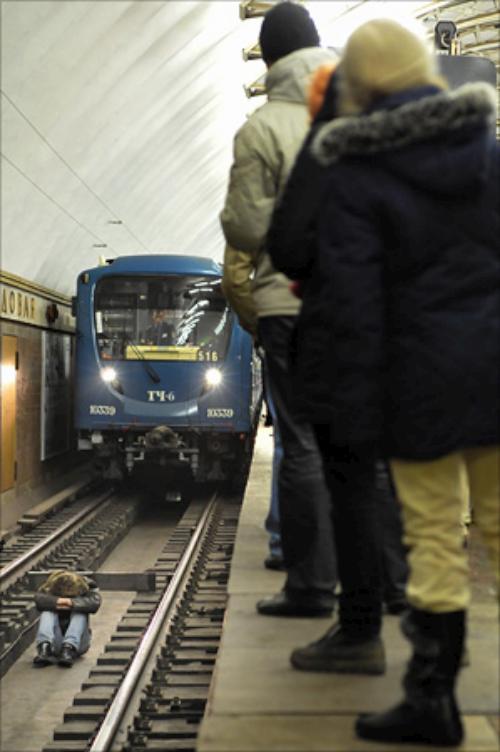 Скинул в метро. Самоубийство в метрополитене Москва.