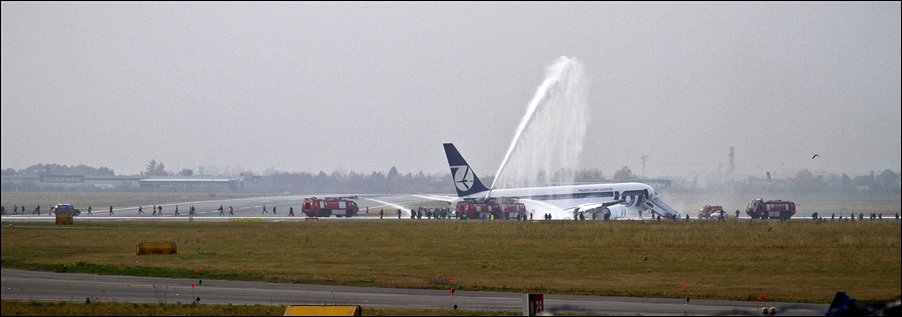 Аварийная посадка Боинга с невыпущенными шасси