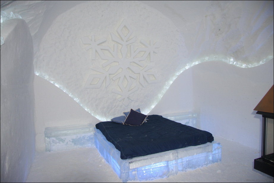Ледовая 9. Ледяной отель в Канаде. Снежная скульптура Перина и подушки. Эффект ледяной стены внутри дома. Как сделать лёд в стене.