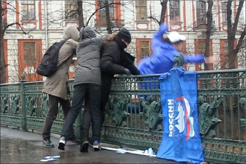 Агитатора Единой России сбросили с моста в реку