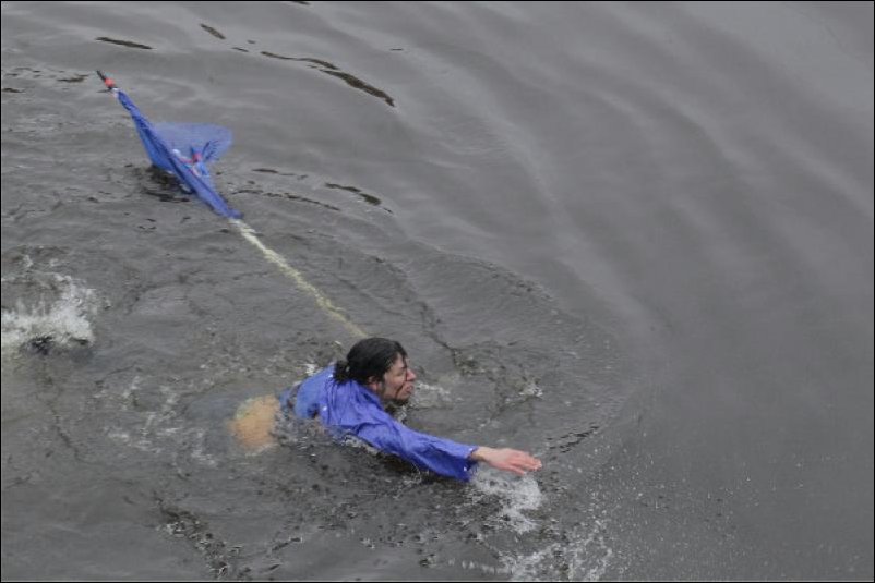 Агитатора Единой России сбросили с моста в реку