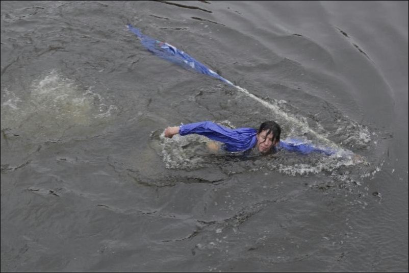 Агитатора Единой России сбросили с моста в реку