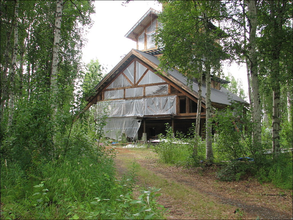 Кто-то строит домик на Аляске