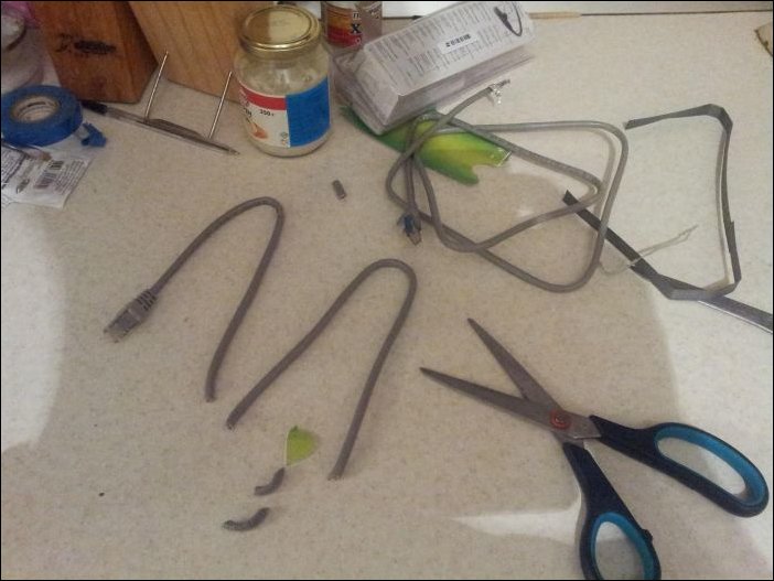 Как не нужно вскрывать пластиковую упаковку