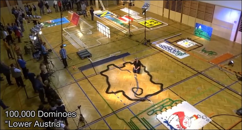 Самая большая постройка из домино