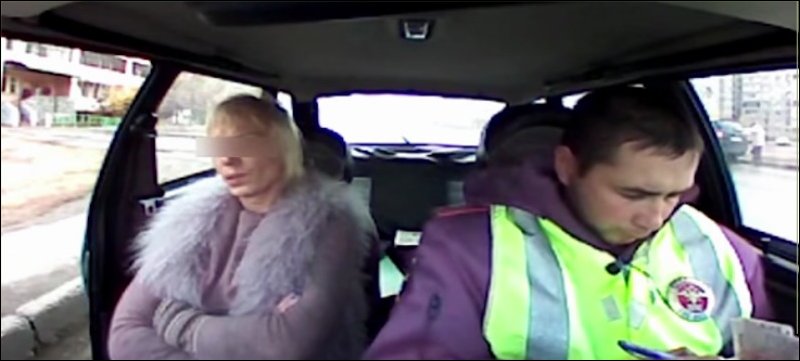 В Уфе сотрудники ДПС остановили трансвестита