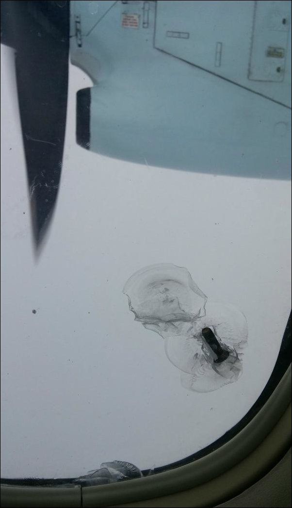 Винт разбил иллюминатор самолета