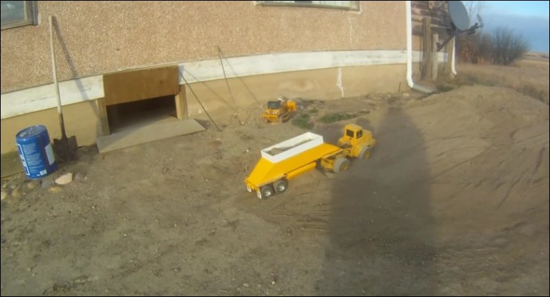 Копает подвал 7 лет игрушечным экскаватором