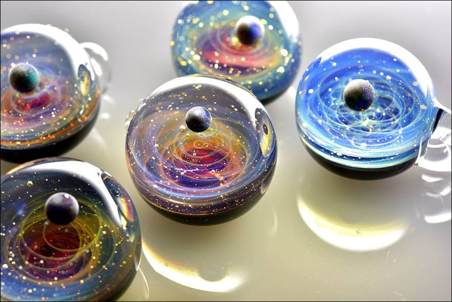 Планеты и галактики внутри стеклянного шарика