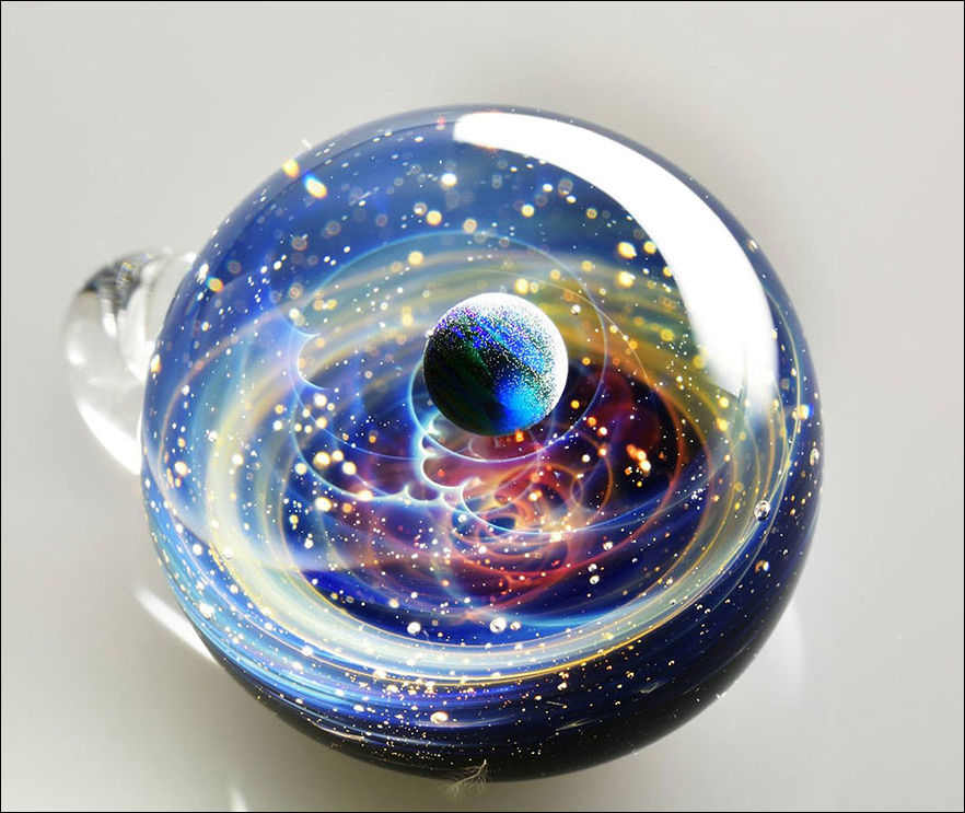 Планеты и галактики внутри стеклянного шарика