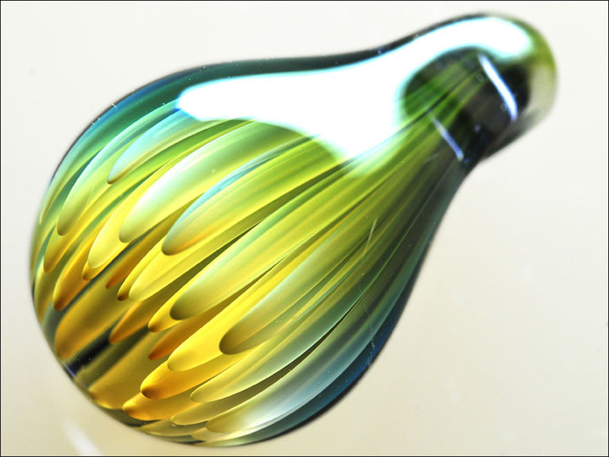 Планеты и галактики внутри стеклянного шарика