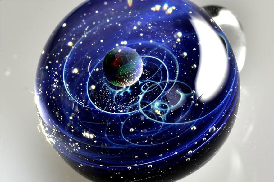 Планеты и галактики внутри стеклянного шарика