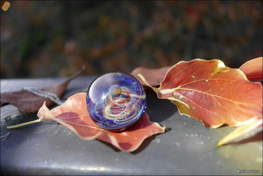 Планеты и галактики внутри стеклянного шарика