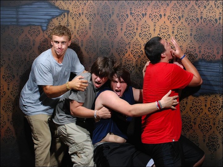 Фото посетителей аттракциона ужасов