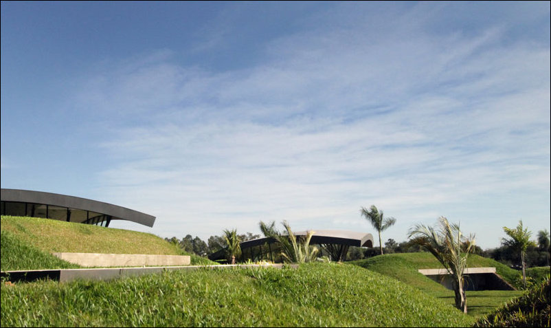 удивительный дом внутри холма