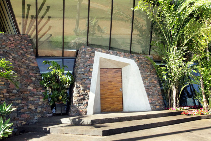 удивительный дом внутри холма