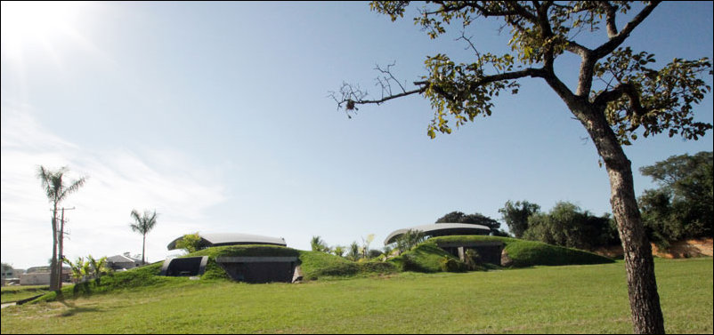 удивительный дом внутри холма