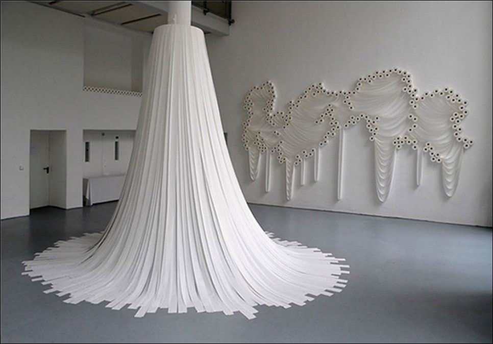 Инсталляция из туалетной бумаги