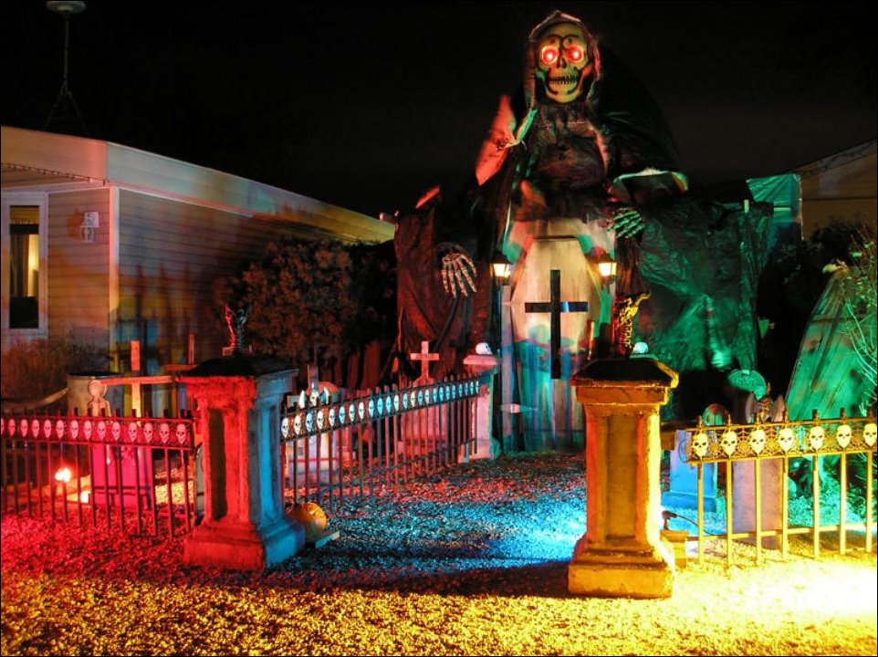 Украшение домов на Хэллоуин