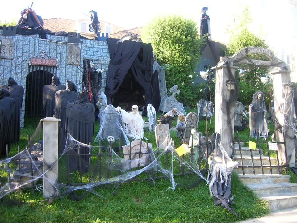 Украшение домов на Хэллоуин