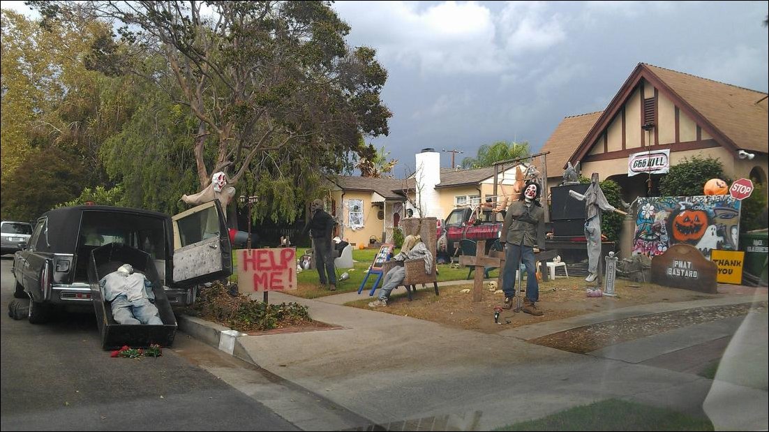 Украшение домов на Хэллоуин