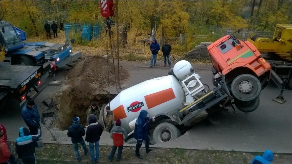 В Воронеже провалилась бетономешалка