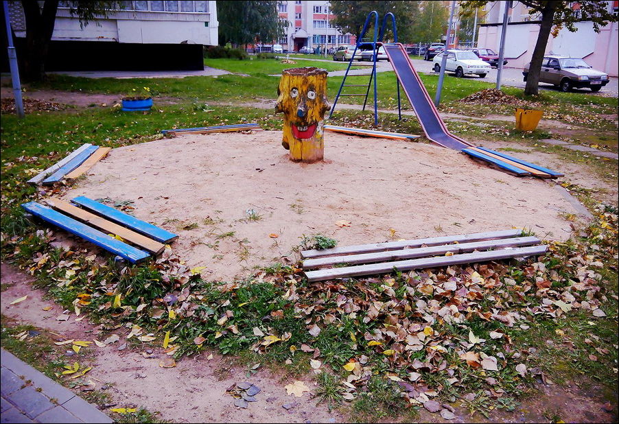 Во дворе детского сада стояло несколько старых. Благоустройство детских площадок. Плохие детские площадки. Благоустройство детской площадки во дворе. Советские детские площадки.