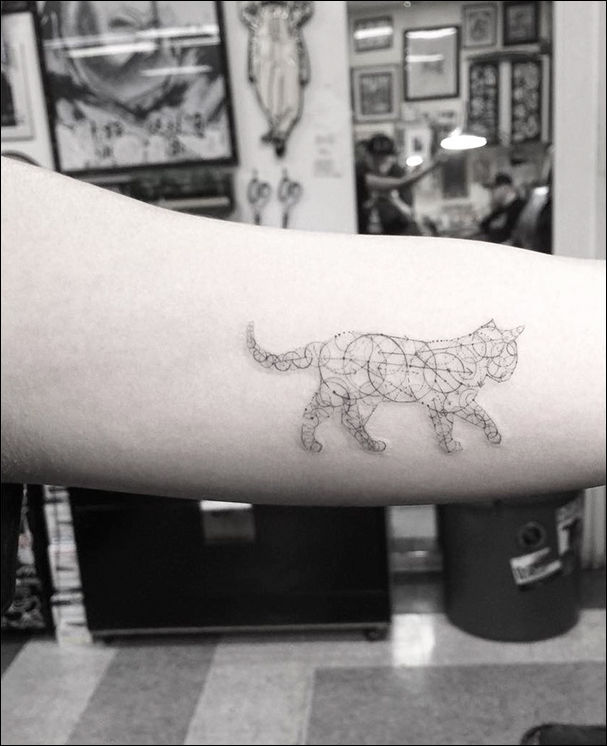 татуировка в виде кошки