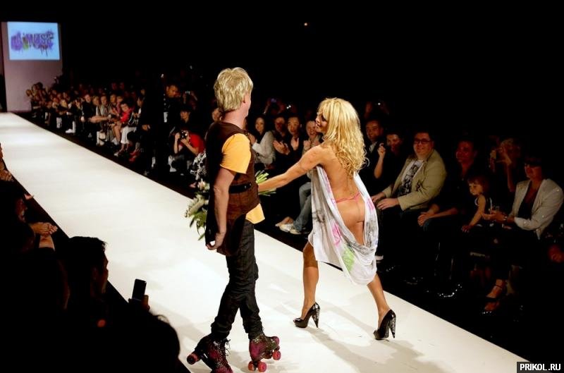 Pamela-Anderson-New-Zeland-01