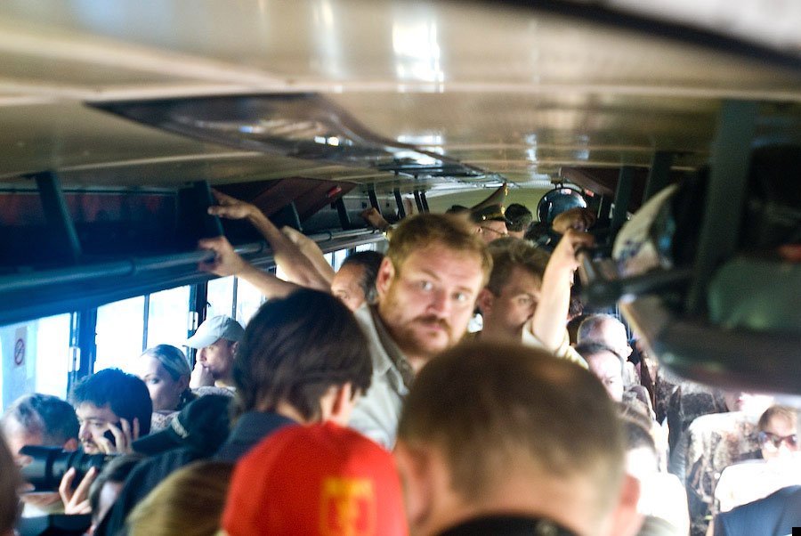 Много народу в автобусе. Пассажиры в автобусе. Автобус забитый людьми. Люди в автобусе. Забитый автобус с пассажирами\.