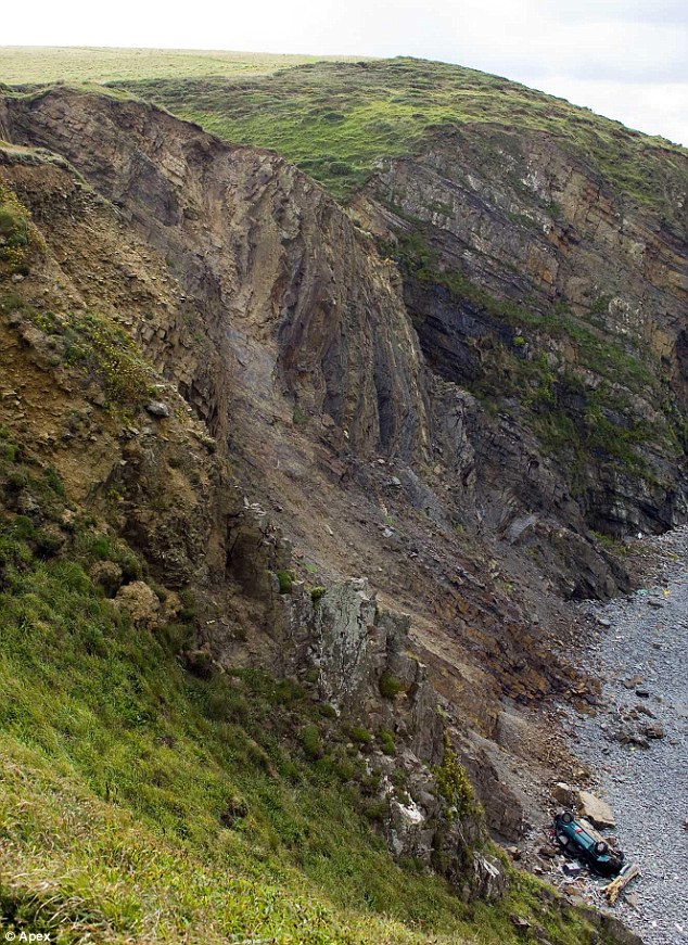 car-felt-from-cliff-02