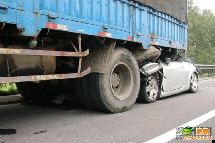 china-car-accident-02