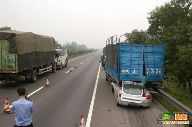 china-car-accident-04