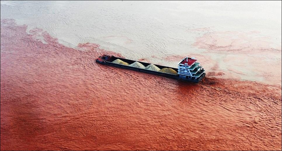 Воды реки Янцзы окрасились в красный
