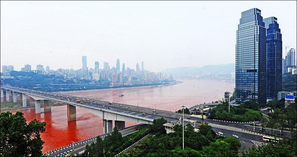 Воды реки Янцзы окрасились в красный