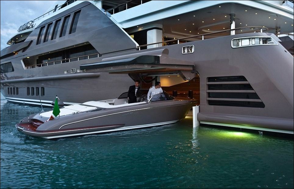 Роскошная яхта с гаражом для катера