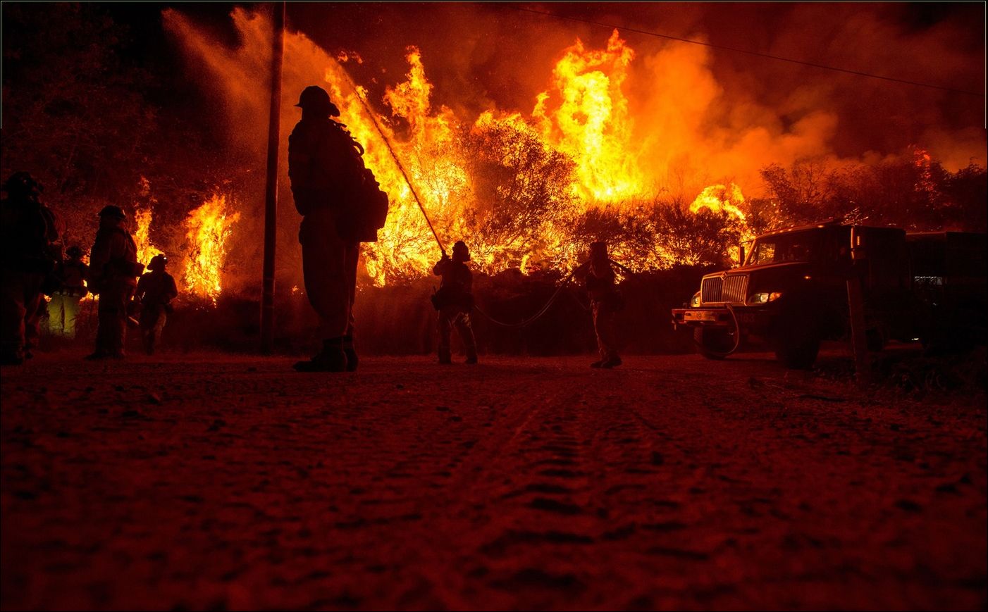 Палка для фаер шоу. Fire watchman. Пылающий огонь пистолет. Фаер стате. Пожар эффектное фото.