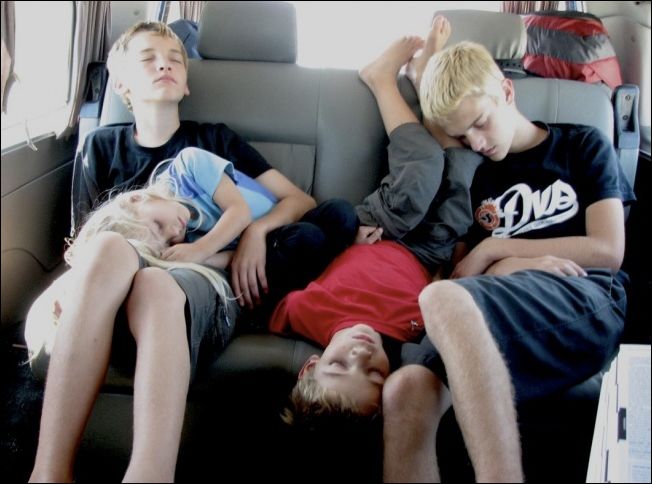 Малыши могут уснуть где угодно (20 фото)