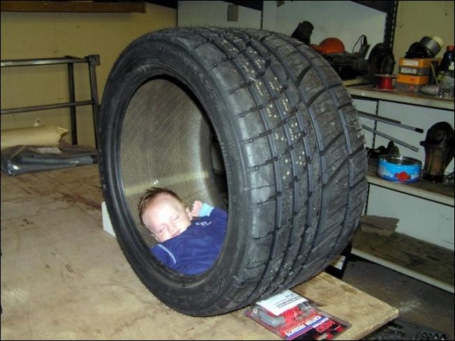 Малыши могут уснуть где угодно (20 фото)