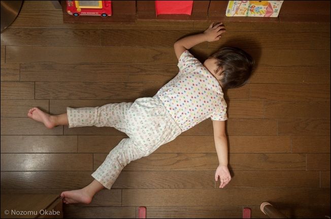 Малыши могут уснуть где угодно (20 фото)