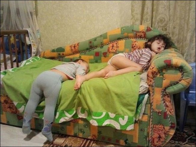 Малыши могут уснуть где угодно (20 фото)