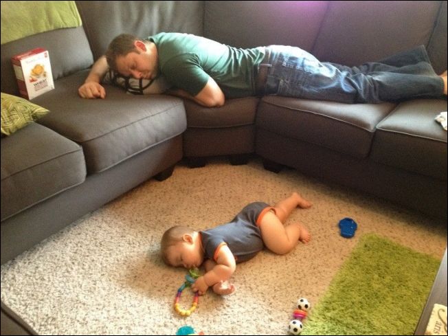 Малыши могут уснуть где угодно (20 фото)