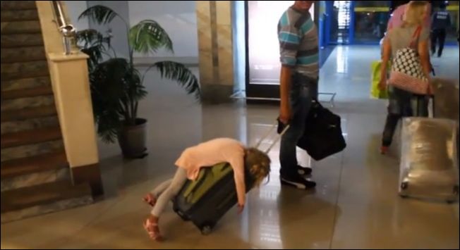 Малыши могут уснуть где угодно (20 фото)