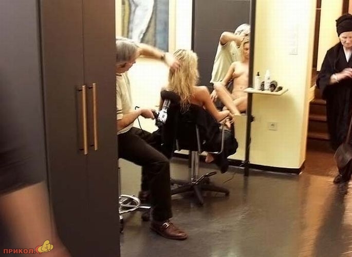 golaya-v-parikmaherskoy-16