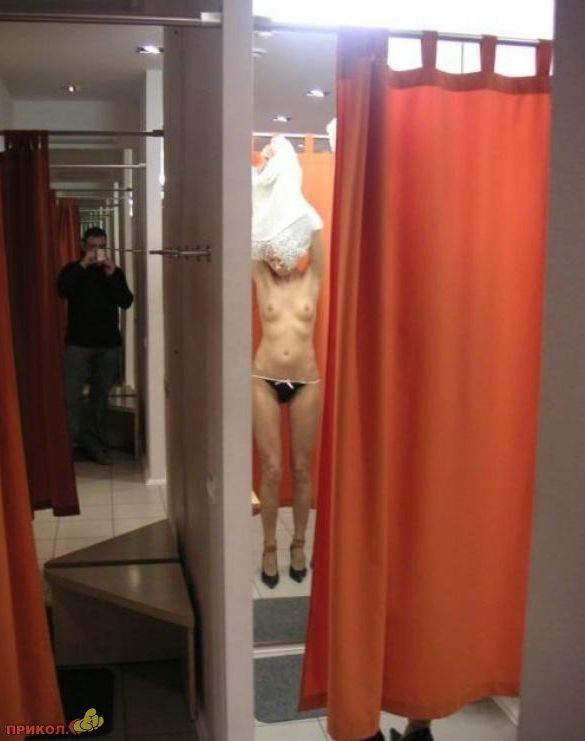 devushka-v-primerochnoy-03