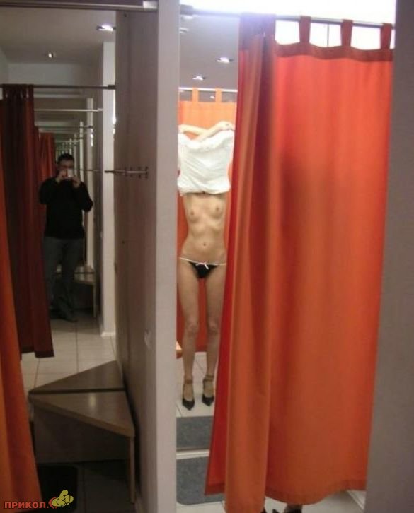 devushka-v-primerochnoy-04